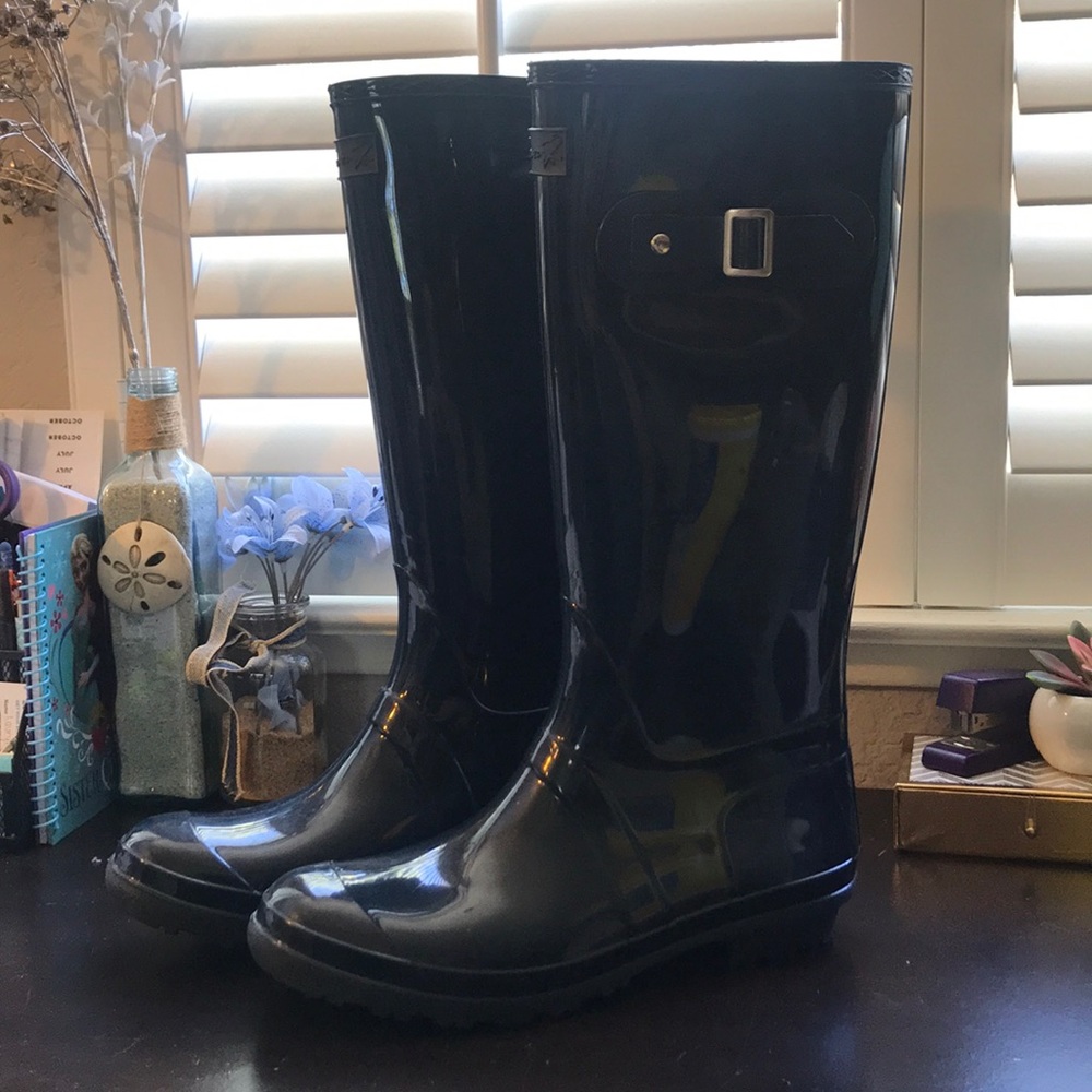 Navy blue Seven7 rain boots